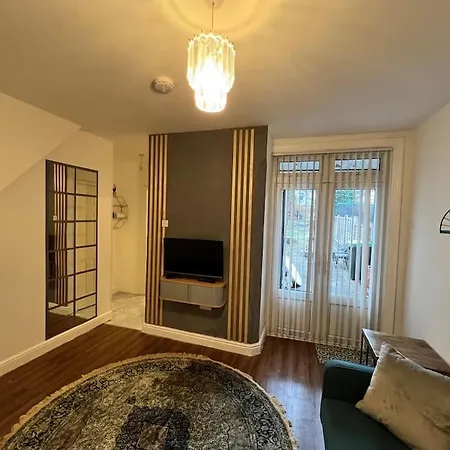 One-bedroom Flat With Parking And Garden Birmingham