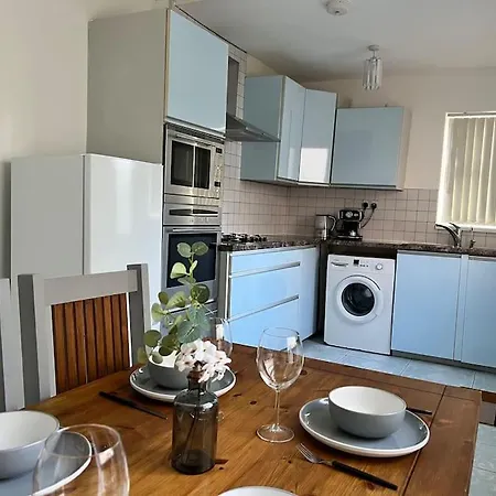 One-bedroom Flat With Parking And Garden Apartman *