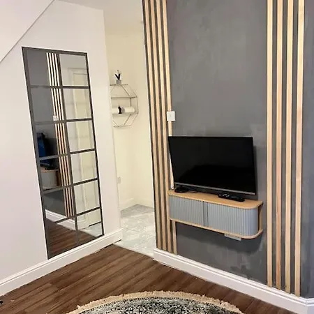 Apartman One-bedroom Flat With Parking And Garden Birmingham