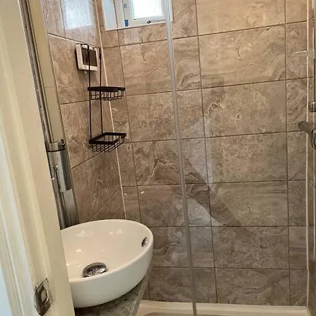 One-bedroom Flat With Parking And Garden *