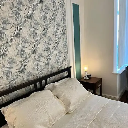Apartman One-bedroom Flat With Parking And Garden